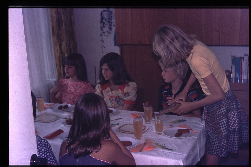 18.Delft aug 1975 Yvonne,Hester,Marion,Annette,Peter.JPG